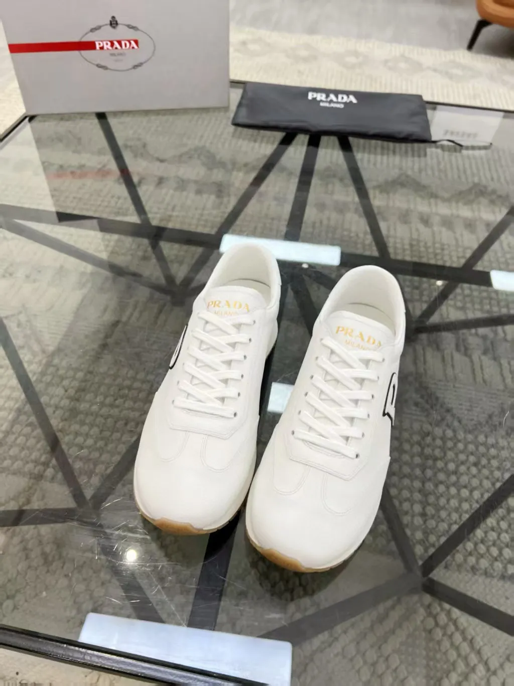 Factory price: 400💰Prada new men's leather sports shoes, the highest version on the market, any comparison is welcome🆚! The original leather has excellent texture and is super high-end! Fetal sheep net lining imported from Italy, removable pad! Luxurious materials and fine workmanship, highly recommended! Code number: 38-44, customized 45